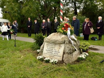 56-os emlékmű koszorúzása